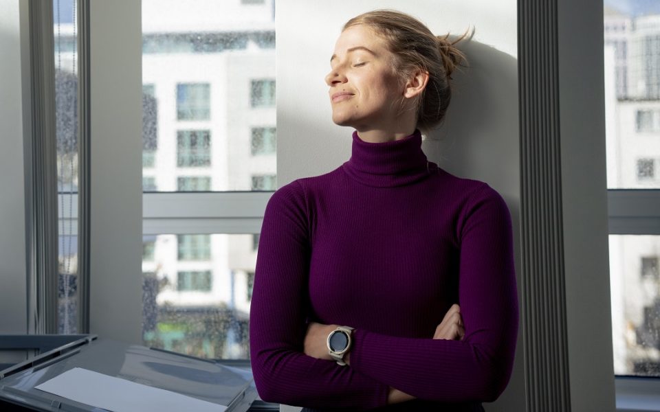 Frau zufrieden im Büro