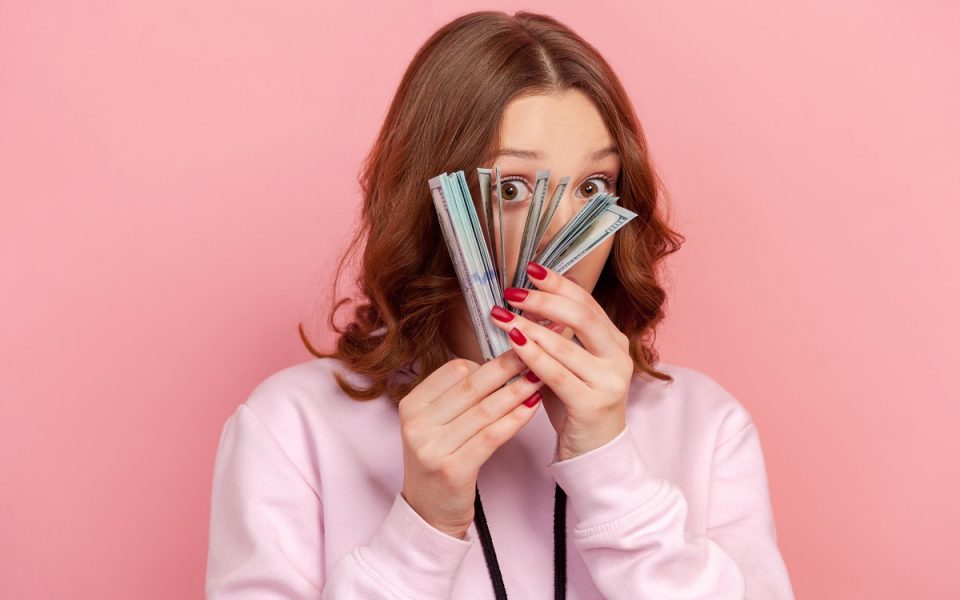 Junge Frau mit Geld