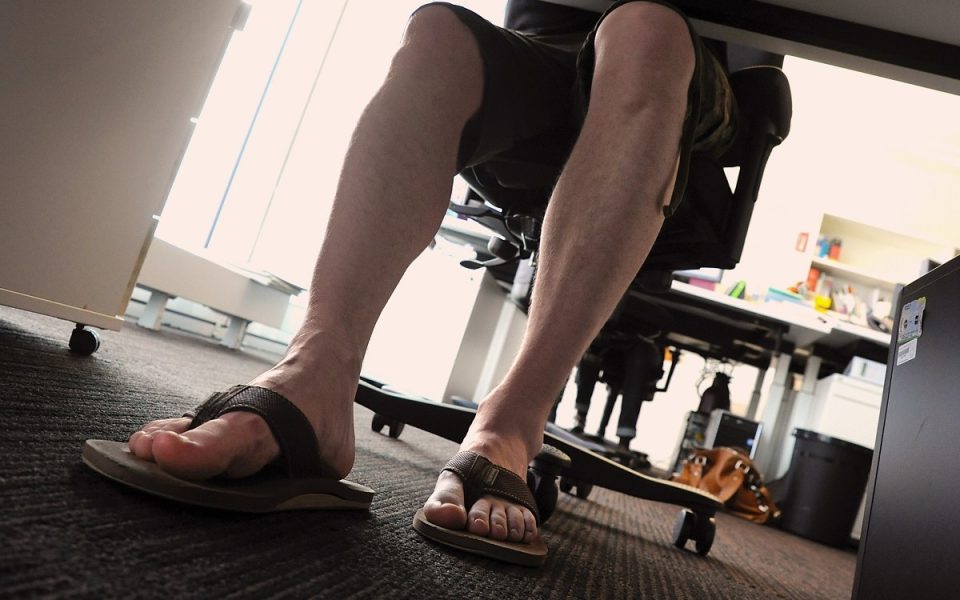Sandalen im Büro