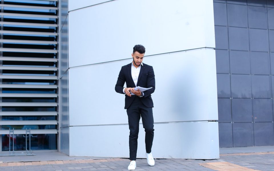 So kombiniert man Sneaker und Anzug