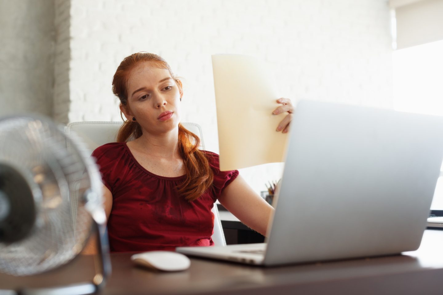 Schwitzen im Büro? So bleibt man cool trotz Stress!