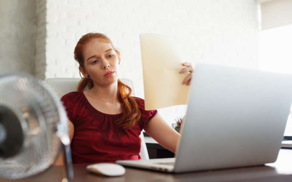 So wirkt man schwitzen im Büro entgegen