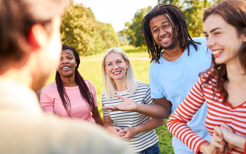 Kleine Gespräche, große Wirkung: Wie Small Talk das Leben verändert