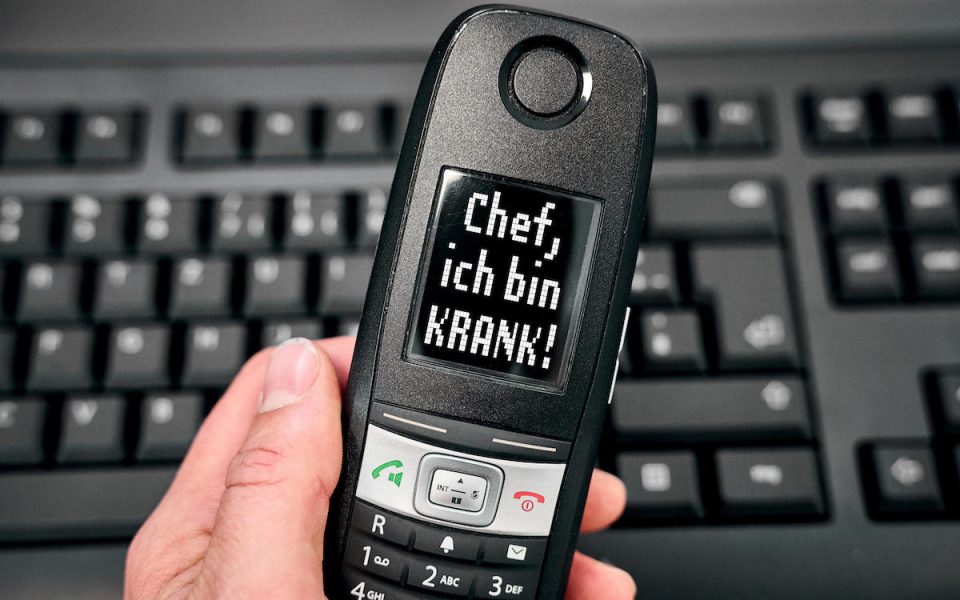 Chefkontrolle bei Krankmeldung: Was ist erlaubt und was nicht?