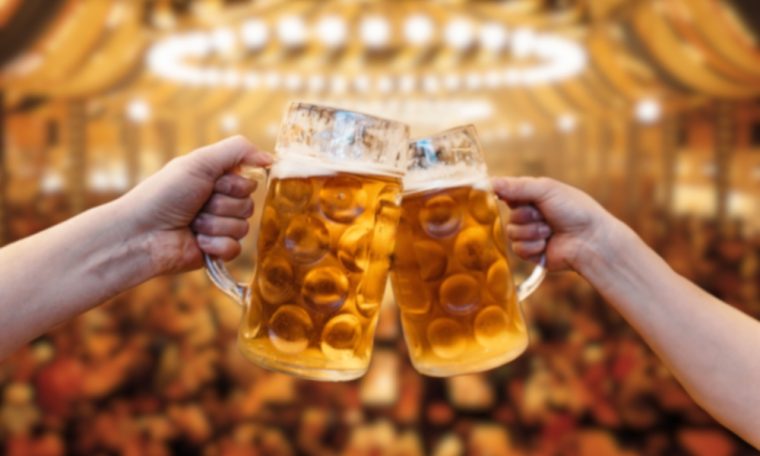 Oktoberfest 2024: Bierpreise knacken 15-Euro-Marke!