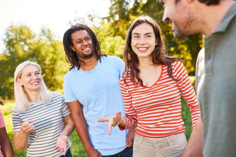 Statt „Wie geht’s?“: Diese Sachen sollte man im Small Talk sagen