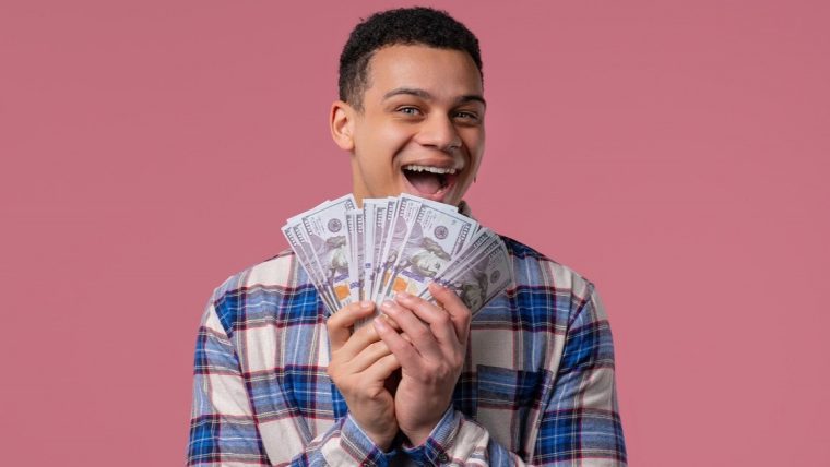 Studie verrät endlich: Macht mehr Geld wirklich glücklich?