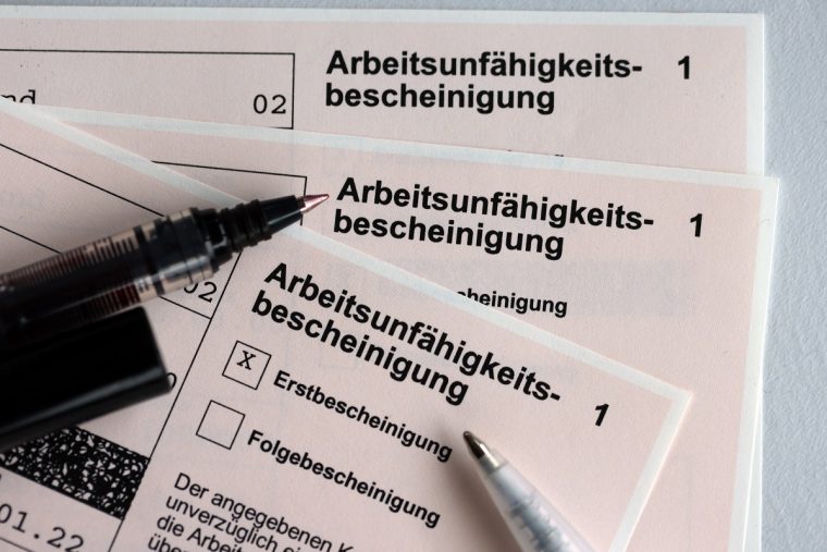 Essen gehen trotz Krankschreiben: DAS musst du wissen