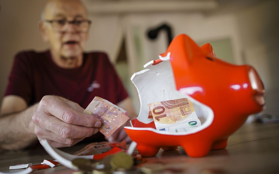 Rentner zählt Geld