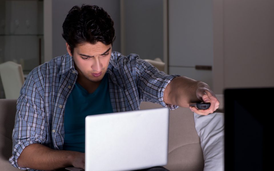 So viel TV schaut die Gen Z während der Arbeitszeit