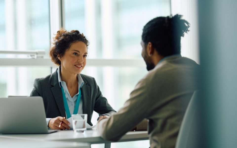 Diese Tricks eines HR Experten helfen dir im Bewerbungsgespräch
