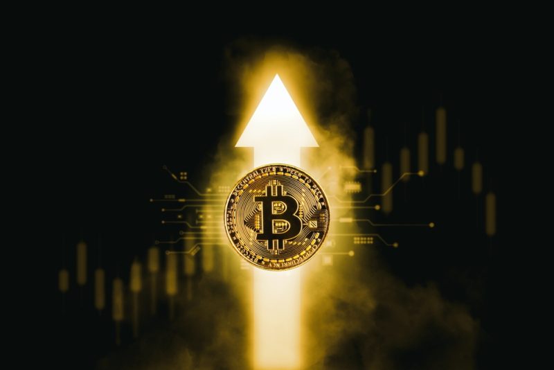 Fed löst Krypto-Rallye aus: Bitcoin über 80.000 Dollar, XRP steigt zweistellig