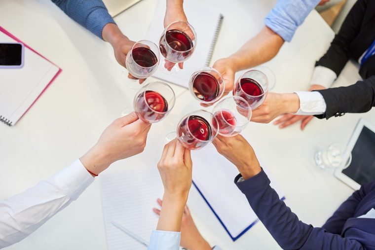 Alkohol auf der Weihnachtsfeier: Diese Gefahren drohen