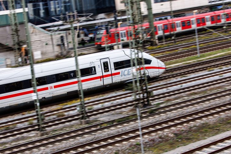 Schwarze Zahlen, rote Verspätungsstatistik: Die Bahn-Wende hat einen Haken