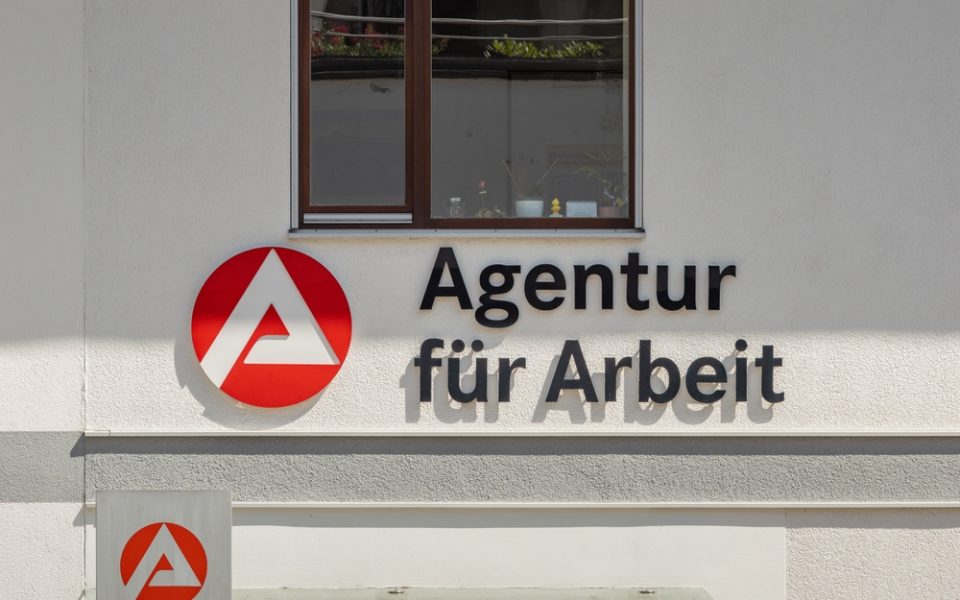 Deutschland steht vor wirtschaftlichen Herausforderungen. Bis 2025 könnten Millionen arbeitslos werden, doch bis 2030 sinkt die Quote. Die deutsche Wirtschaft steht an einem Scheideweg. Steigende Energiepreise, der demografische Wandel und die grüne Transformation setzen Unternehmen unter Druck. Das Resultat? Ein möglicher Anstieg der Arbeitslosenzahlen bis 2025. Doch es gibt auch Lichtblicke am Horizont. Herausforderungen der Wirtschaft In den kommenden Jahren sieht sich Deutschland mit einer Vielzahl wirtschaftlicher Herausforderungen konfrontiert. Die grüne Transformation, die für viele Unternehmen hohe Investitionen bedeutet, trifft auf einen Markt, der bereits durch hohe Energiepreise belastet ist. Hinzu kommt der demografische Wandel: Viele Fachkräfte gehen in den Ruhestand, was die sozialen Sicherungssysteme zusätzlich belastet. Die Bundesagentur für Arbeit prognostiziert für 2025 erstmals wieder drei Millionen Arbeitslose. Stellenabbau: Ein Blick auf die Zahlen Laut dem Ifo-Institut zeigt sich eine deutliche Zurückhaltung bei der Personalplanung der Unternehmen, die seit viereinhalb Jahren nicht mehr so stark war. Eine Umfrage der Deutschen Industrie- und Handelskammer (DIHK) ergab, dass 43 Prozent der Unternehmen Schwierigkeiten haben, offene Stellen zu besetzen. Achim Dercks von der DIHK betont: „Sie suchen gar kein Personal mehr“, wie 