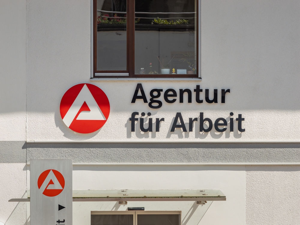 Deutschland steht vor wirtschaftlichen Herausforderungen. Bis 2025 könnten Millionen arbeitslos werden, doch bis 2030 sinkt die Quote. Die deutsche Wirtschaft steht an einem Scheideweg. Steigende Energiepreise, der demografische Wandel und die grüne Transformation setzen Unternehmen unter Druck. Das Resultat? Ein möglicher Anstieg der Arbeitslosenzahlen bis 2025. Doch es gibt auch Lichtblicke am Horizont. Herausforderungen der Wirtschaft In den kommenden Jahren sieht sich Deutschland mit einer Vielzahl wirtschaftlicher Herausforderungen konfrontiert. Die grüne Transformation, die für viele Unternehmen hohe Investitionen bedeutet, trifft auf einen Markt, der bereits durch hohe Energiepreise belastet ist. Hinzu kommt der demografische Wandel: Viele Fachkräfte gehen in den Ruhestand, was die sozialen Sicherungssysteme zusätzlich belastet. Die Bundesagentur für Arbeit prognostiziert für 2025 erstmals wieder drei Millionen Arbeitslose. Stellenabbau: Ein Blick auf die Zahlen Laut dem Ifo-Institut zeigt sich eine deutliche Zurückhaltung bei der Personalplanung der Unternehmen, die seit viereinhalb Jahren nicht mehr so stark war. Eine Umfrage der Deutschen Industrie- und Handelskammer (DIHK) ergab, dass 43 Prozent der Unternehmen Schwierigkeiten haben, offene Stellen zu besetzen. Achim Dercks von der DIHK betont: „Sie suchen gar kein Personal mehr“, wie "merkur.de" berichtet. Der Fachkräftemangel und die schwache Nachfrage bremsen die Rekrutierung. Trotz der düsteren Aussichten für 2025 gibt es langfristig positive Prognosen. Eine Studie von "pens.com", deren Ergebnisse "Ippen.Media" vorliegen, zeigt, dass die Arbeitslosenquote bis 2030 in ganz Deutschland sinken wird. Besonders Sachsen wird einen Rückgang von 49 Prozent erleben, während das Saarland mit einem Rückgang von nur 11 Prozent das Schlusslicht bildet. Regionale Unterschiede: Wer steht wo? Die Unterschiede zwischen den Bundesländern sind erheblich. Bremen wird 2025 mit 573 Arbeitslosen pro 10.000 Einwohnern die höchste Quote aufweisen. Auch Berlin kämpft mit hohen Zahlen. Im Kontrast dazu stehen Bayern und Baden-Württemberg, die mit 155 bzw. 179 Arbeitslosen pro 10.000 Einwohnern relativ gut dastehen. Diese Bundesländer profitieren von einer robusten Wirtschaft und einem kontinuierlichen Rückgang der Arbeitslosigkeit bis 2030. In Ostdeutschland sinken die Arbeitslosenzahlen ebenfalls, jedoch aus einem anderen Grund. Hier spielt der demografische Wandel eine entscheidende Rolle. Die Bevölkerung altert, und die Zahl der Erwerbsfähigen nimmt ab. Besonders in Sachsen, Thüringen, Mecklenburg-Vorpommern und Brandenburg wird die Arbeitslosenquote stark sinken. Doch auch hier entstehen neue Arbeitsplätze, etwa durch Investitionen in den High-Tech-Sektor. Die sinkenden Arbeitslosenzahlen sind nicht nur positiv. Sie könnten auch auf eine schrumpfende Bevölkerung hinweisen. Doch es gibt Hoffnung: Neue Arbeitsplätze entstehen, insbesondere in den Städten. Entscheidend wird sein, dass diese Regionen attraktiv für Zuwanderung bleiben, um die neuen Stellen zu besetzen.
