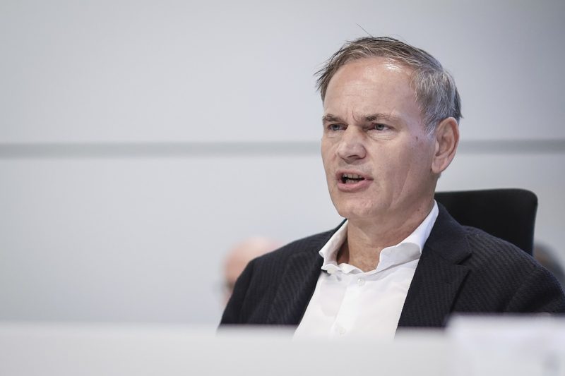 Blumes VW-Plan: Weniger Autos, 50.000 Jobs weg & mehr Rüstung