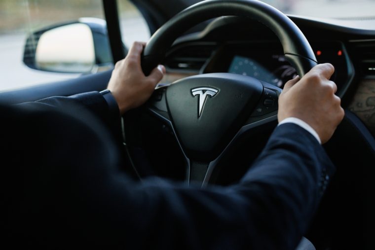 Fahrzeugzulassungen im August 2025: Tesla stürzt ab, E-Auto-Boom wirkt wie Blendwerk