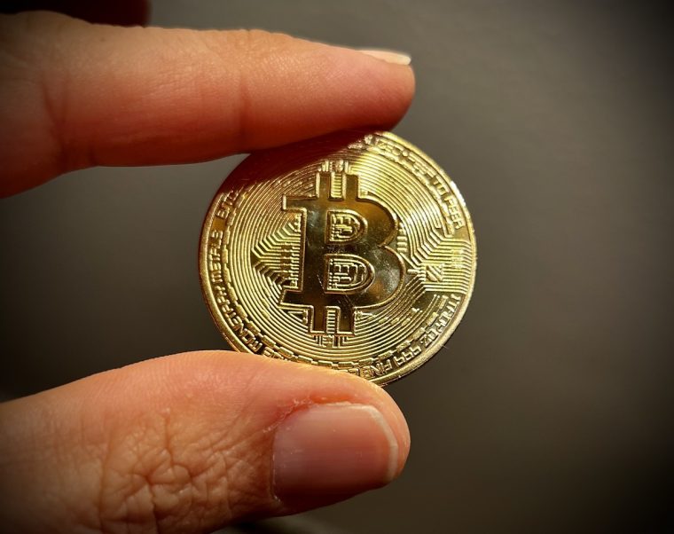 Krypto-Schock: Droht Bitcoin der Sturz auf 70.000 Dollar dank Trumps Zollplänen?