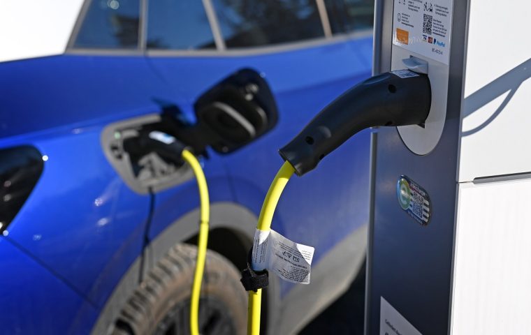 Nachfrage nach E-Autos sinkt: Umfrage offenbart den Grund