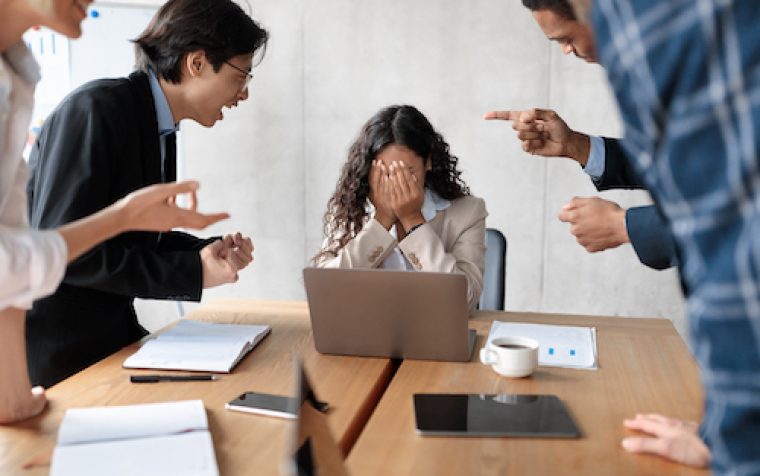 Kommunikations-GAU im Job: Warum Red Flags das Aus bedeuten
