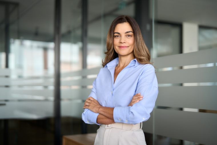 Frauen an der Spitze: Wo weibliche CEOs mehr verdienen!