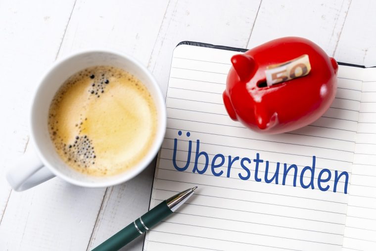 Was ist der Unterschied zwischen Mehrarbeit und Überstunden?