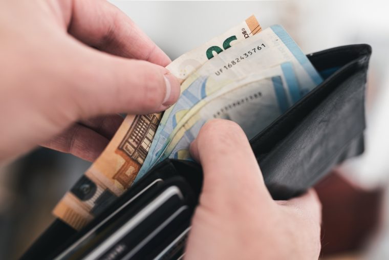 Bargeld und Bürgergeld: Diese Einzahlungsfallen sollten Sie vermeiden