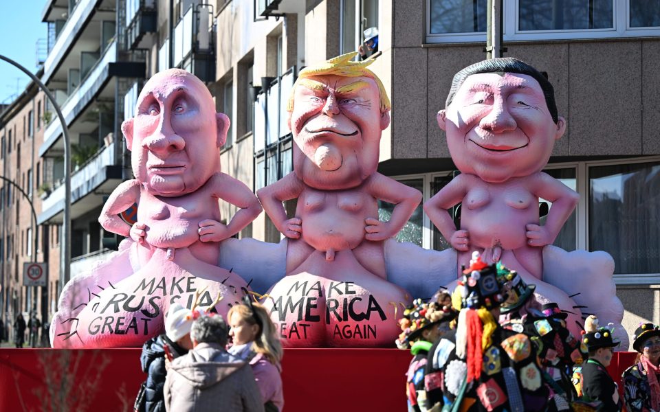 Düsseldorfs Rosenmontagszug schockiert mit nackten Darstellungen von Putin, Trump und Xi