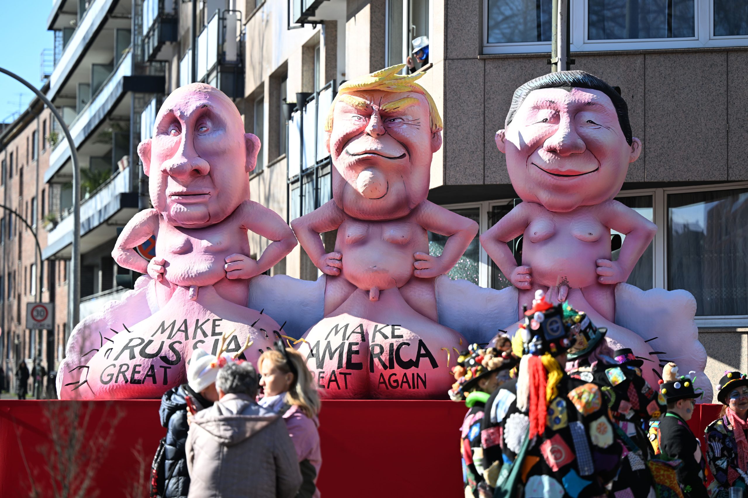 Düsseldorfs Rosenmontagszug schockiert mit nackten Darstellungen von Putin, Trump und Xi