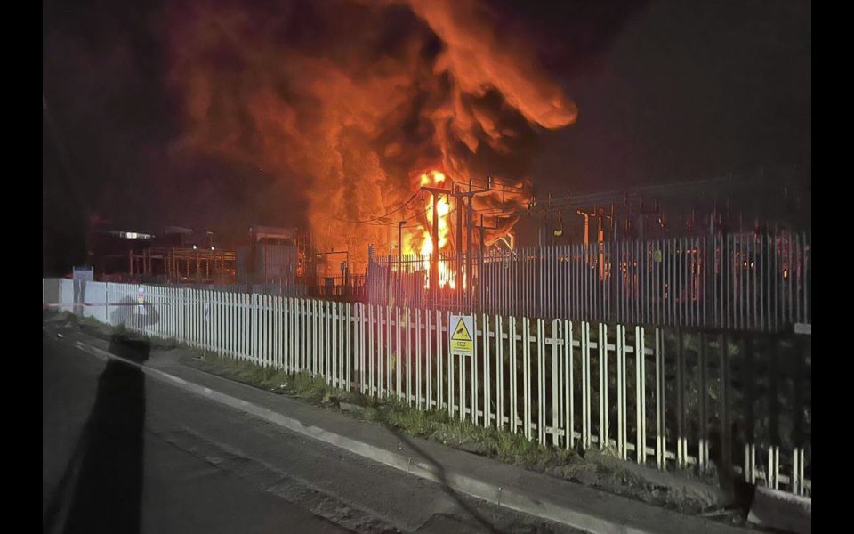 in Feuer im Umspannwerk sorgt für Chaos am Londoner Flughafen Heathrow