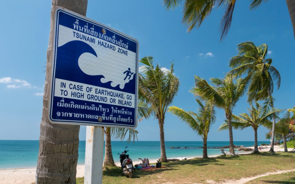 Erdbeben-und Tsunami-Warnschild in Thailand.