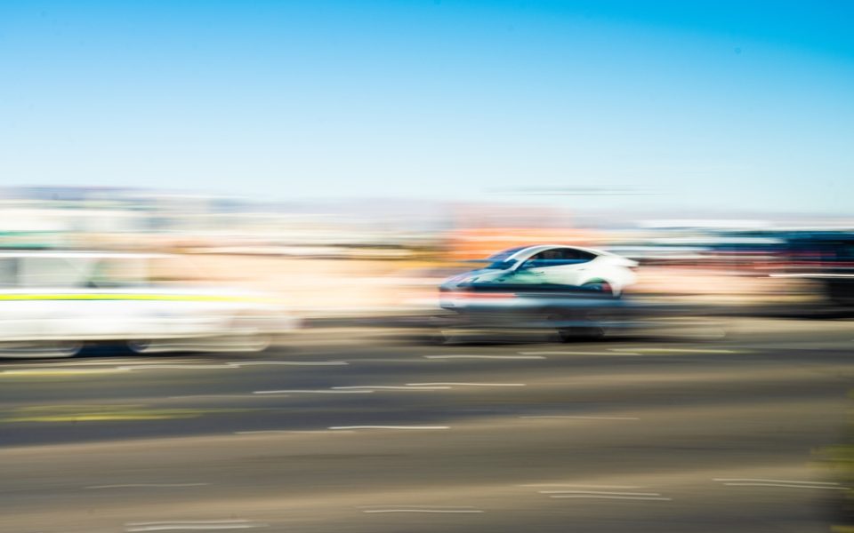 Tesla soll nicht mehr erkannt werden, wie hier ein unscharfes Tesla-Auto.