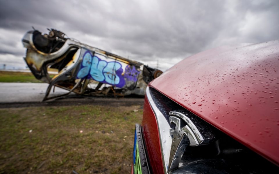 Tesla soll nicht mehr erkannt werden, wie hier ein unscharfes Tesla-Auto.