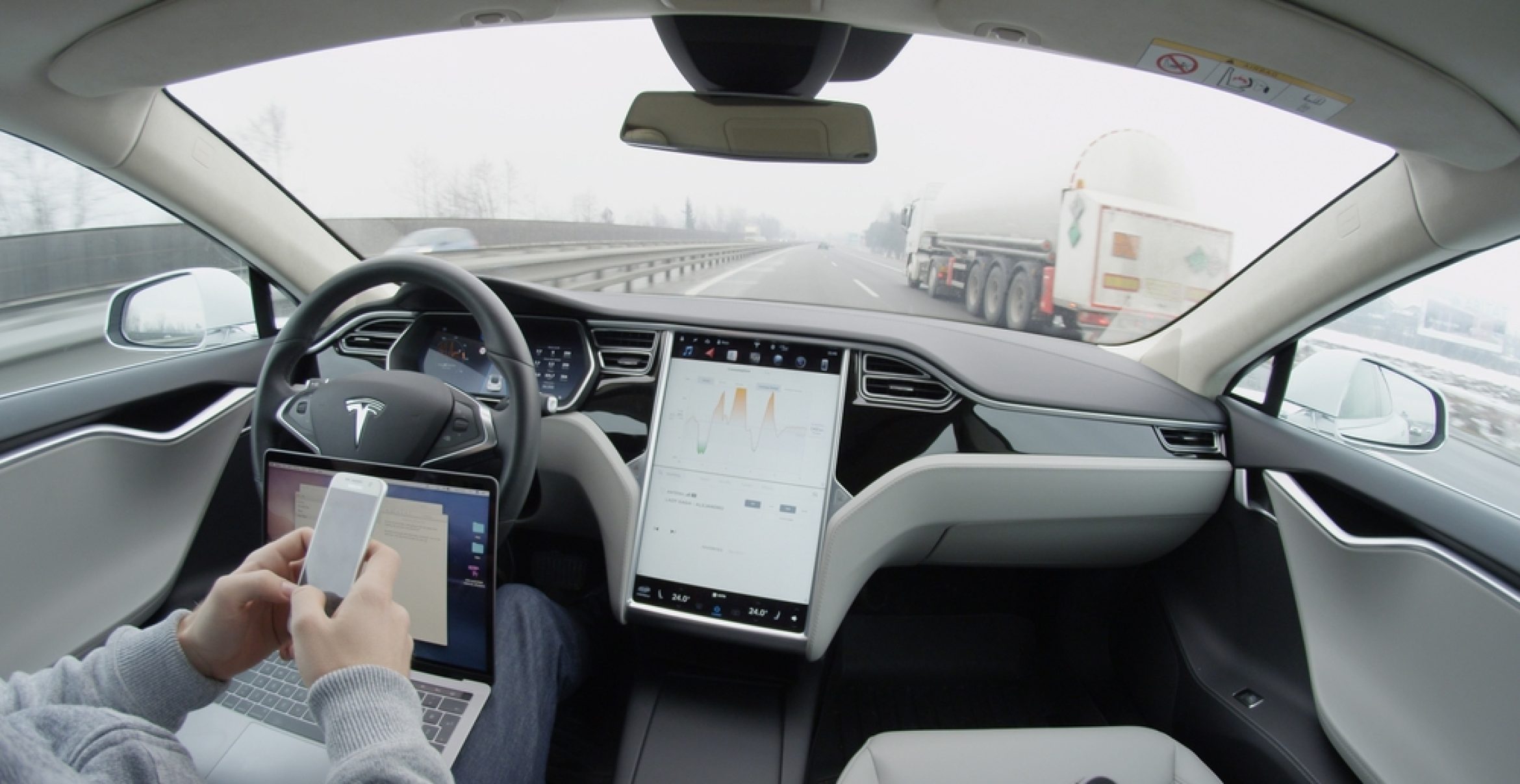 Teslas Umfrage-Trick: Manipuliert Musk die Meinungsmacher?