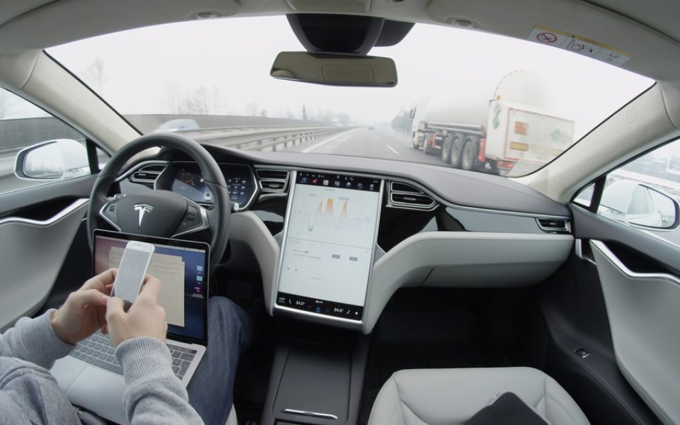 Online-Umfrage zur Kaufbereitschaft von Tesla-Fahrzeugen zeigt ein erstaunliches Phänomen