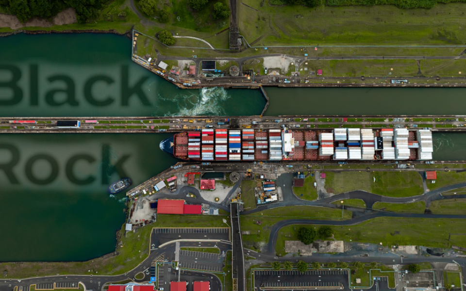 Hafen am Panama-Kanal aus der Vogelperspektive.
