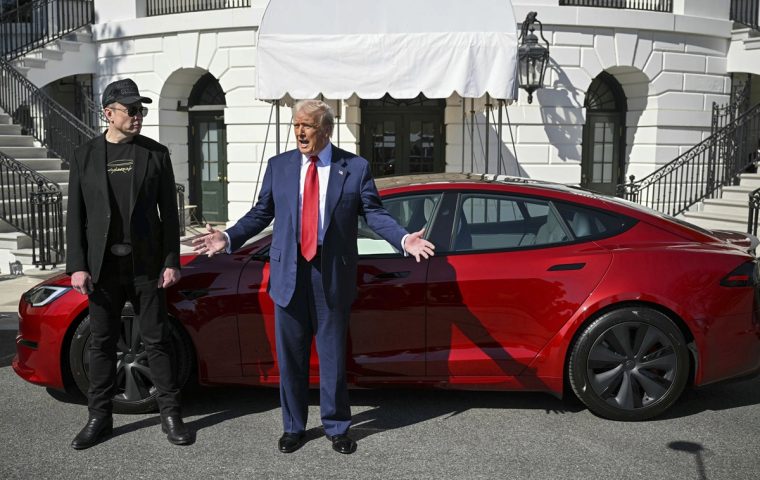 Trumps Verrat: Wie Elon Musks Ex-Buddy Teslas Todesspirale beschleunigen könnte