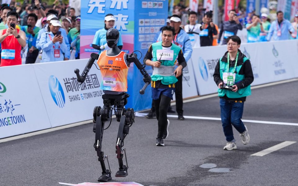 In Peking traten erstmals humanoide Roboter bei einem Halbmarathon gegen menschliche Läufer an.