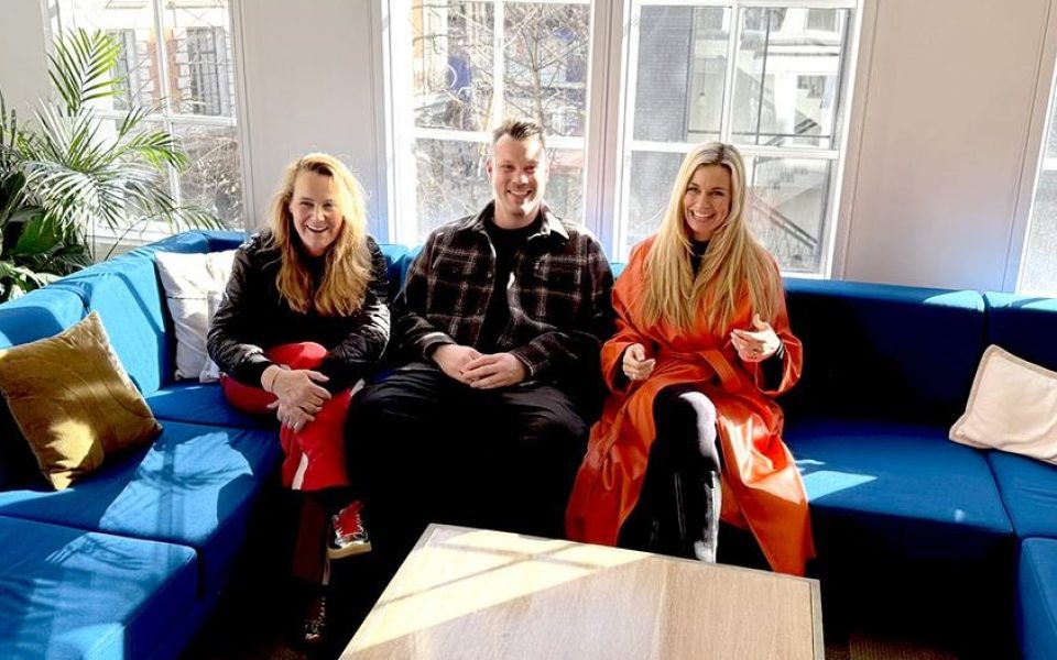 Synthesia CEO Victor Riparbelli mit Frauen der Realität: Lara Sophie Bothur und Anja Horn