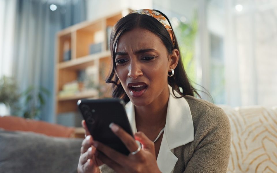 Generation Z fällt häufiger auf Fake Inhalte herein.