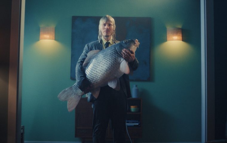 O2 schwimmt gegen den Strom – mit einem sprechenden Fisch und einem Serviceversprechen, das sitzt