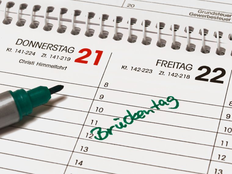 Brückentage-Poker: Wer gewinnt das Urlaubsduell im Büro?