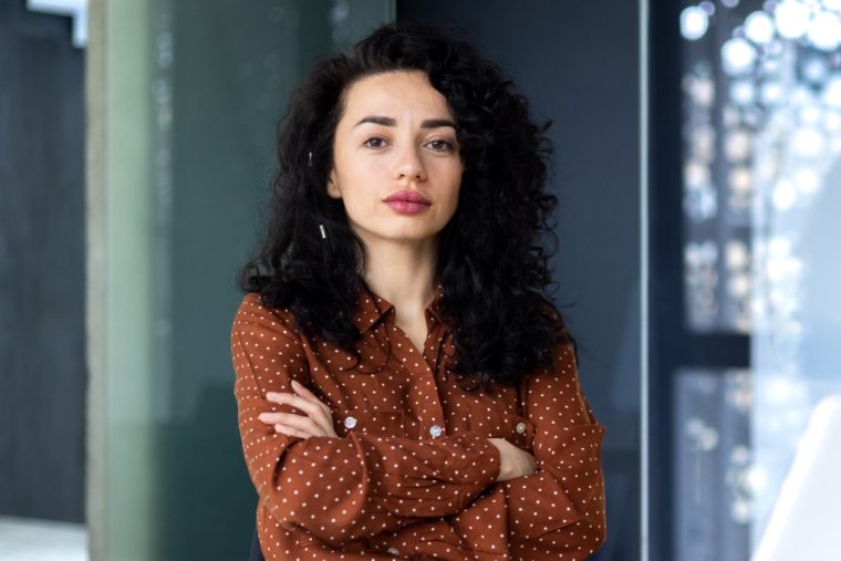 Schluss mit nett: Warum „professionelle Gemeinheit“ deine Karriere pusht