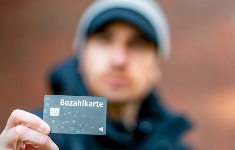 Bezahlkarte statt Bargeld: Warum mehr Geflüchtete Deutschland verlassen