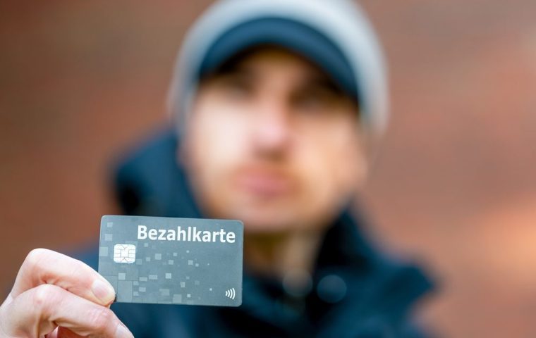 Bezahlkarte statt Bargeld: Warum mehr Geflüchtete Deutschland verlassen