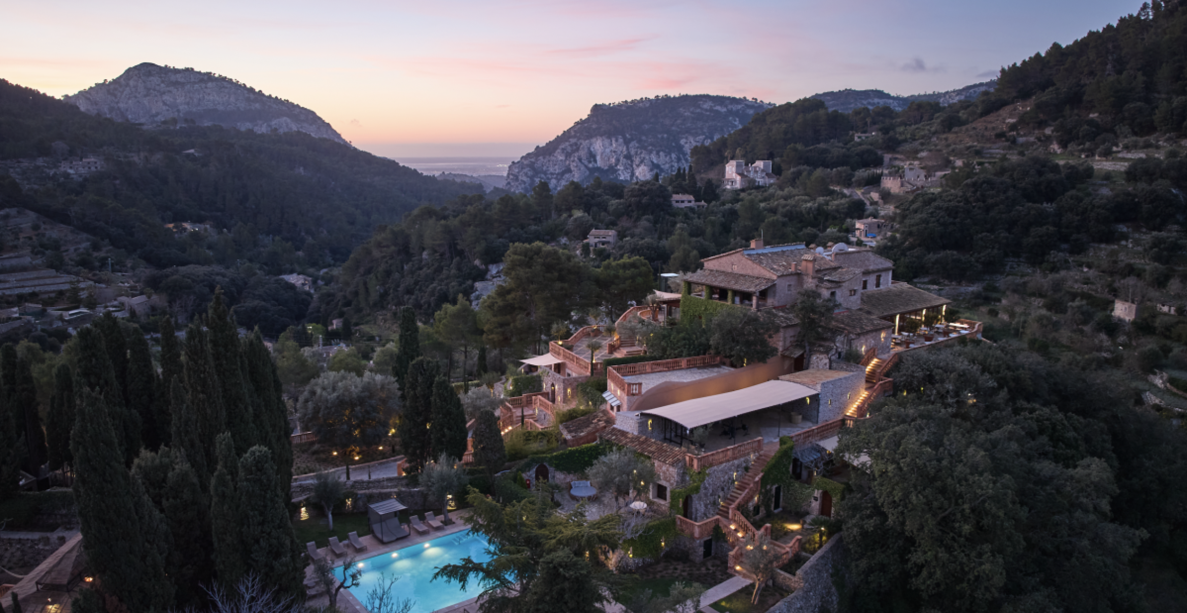 Valldemossa oder: Wie man sich zwischen roten Garnelen, Le Corbusier und Zitronentorte selbst wiederfindet