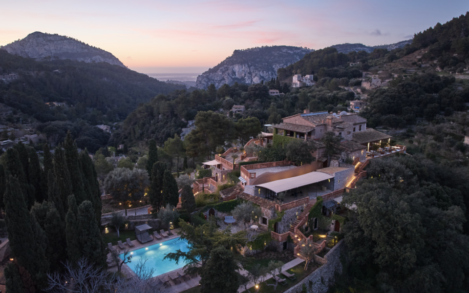 Valldemossa oder: Wie man sich zwischen roten Garnelen, Le Corbusier und Zitronentorte selbst wiederfindet