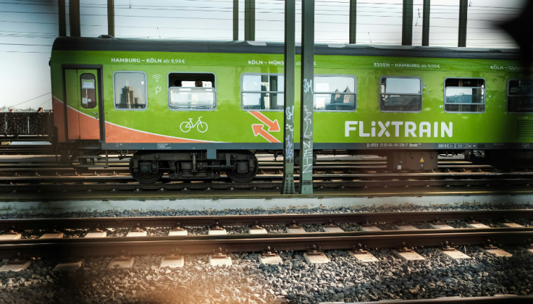 Lokführer macht unterwegs Feierabend. Zug steht rum. Passagiere auch