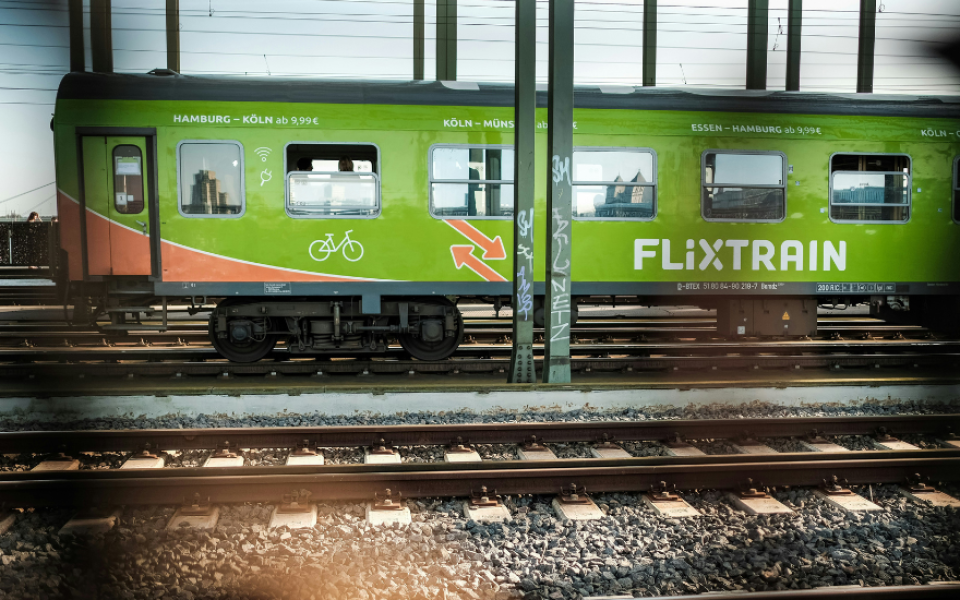 Lokführer macht unterwegs Feierabend. Zug steht rum. Passagiere auch